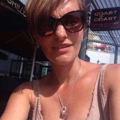 Louanne, Coiffeuse